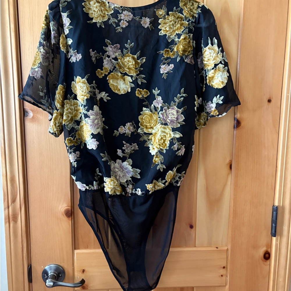 ASTR The Label Womens Body Suit Short Sleeve V Neck Floral Med Velvet Burnout - Picture 5 of 12